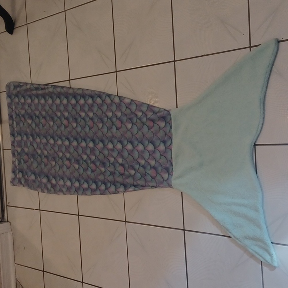 4/$80 Mermaid Tail Pull-on Fleece Blanket